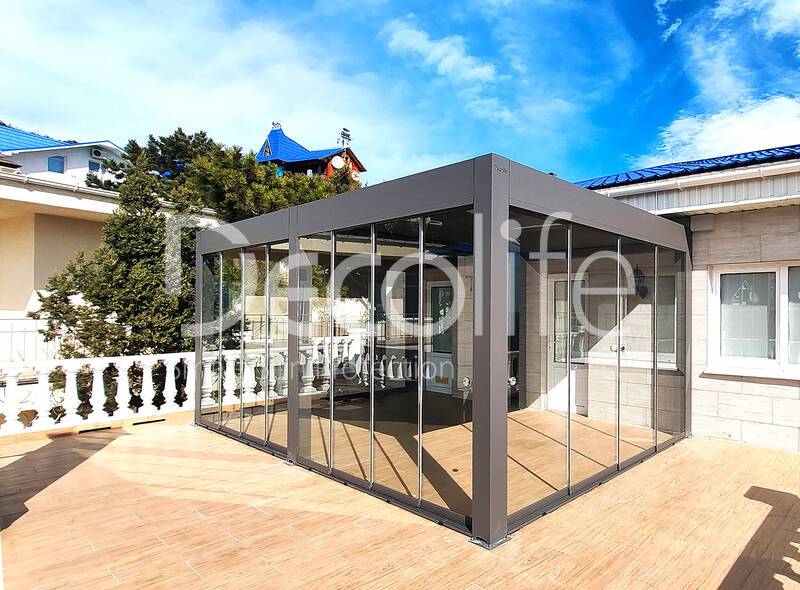 Bioclimatic pergola Decolife B500-25P + frameless sliding glazing - 