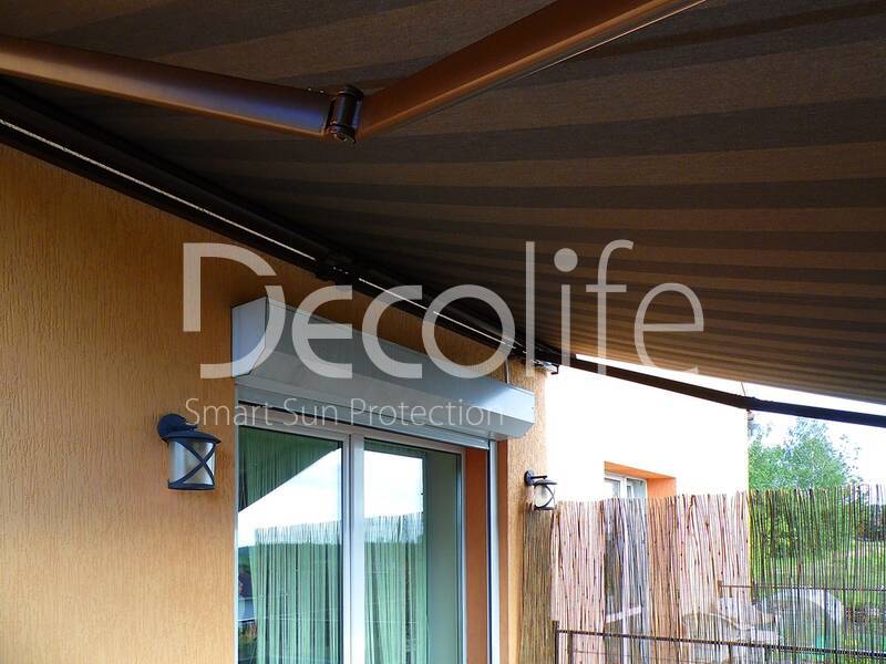 Open awning Decolife SemiCassette in the house - 